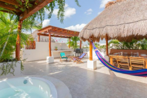 Secret Garden Oasis - 3BR Penthouse with Incredible Private Solarium!